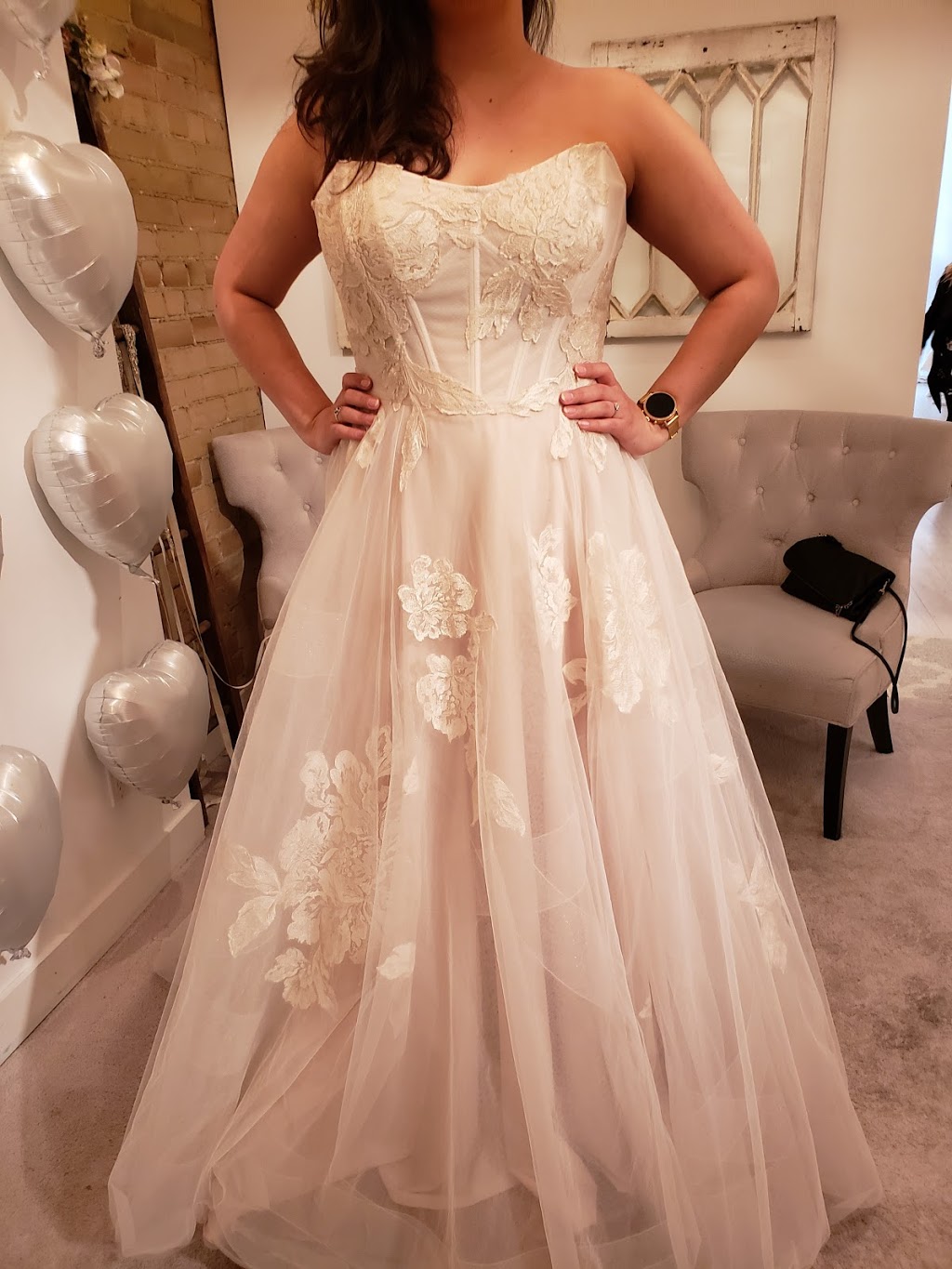 Sash & Bustle | 779 Queen St E, Toronto, ON M4M 1H5, Canada | Phone: (647) 340-5850