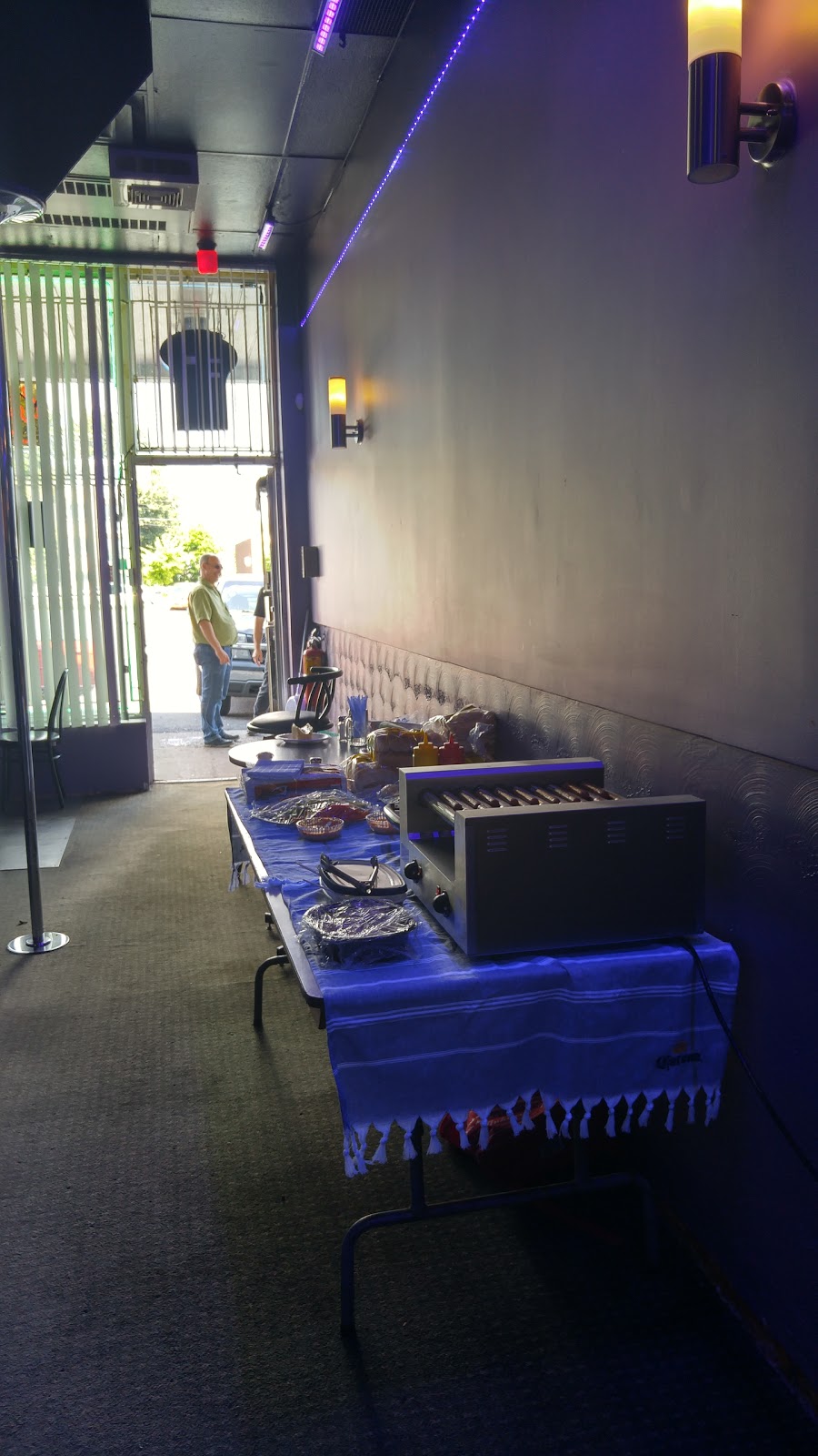 Bar LExcuse | 9160 Rue Airlie, LaSalle, QC H8R 2A5, Canada | Phone: (514) 366-1363