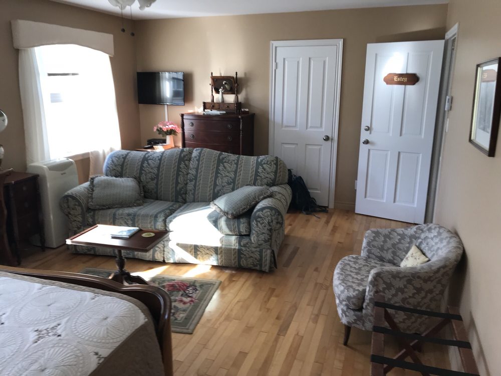 Bakers Chest B&B | 53 Farnham Rd, Truro, NS B2N 2X6, Canada | Phone: (902) 893-4824