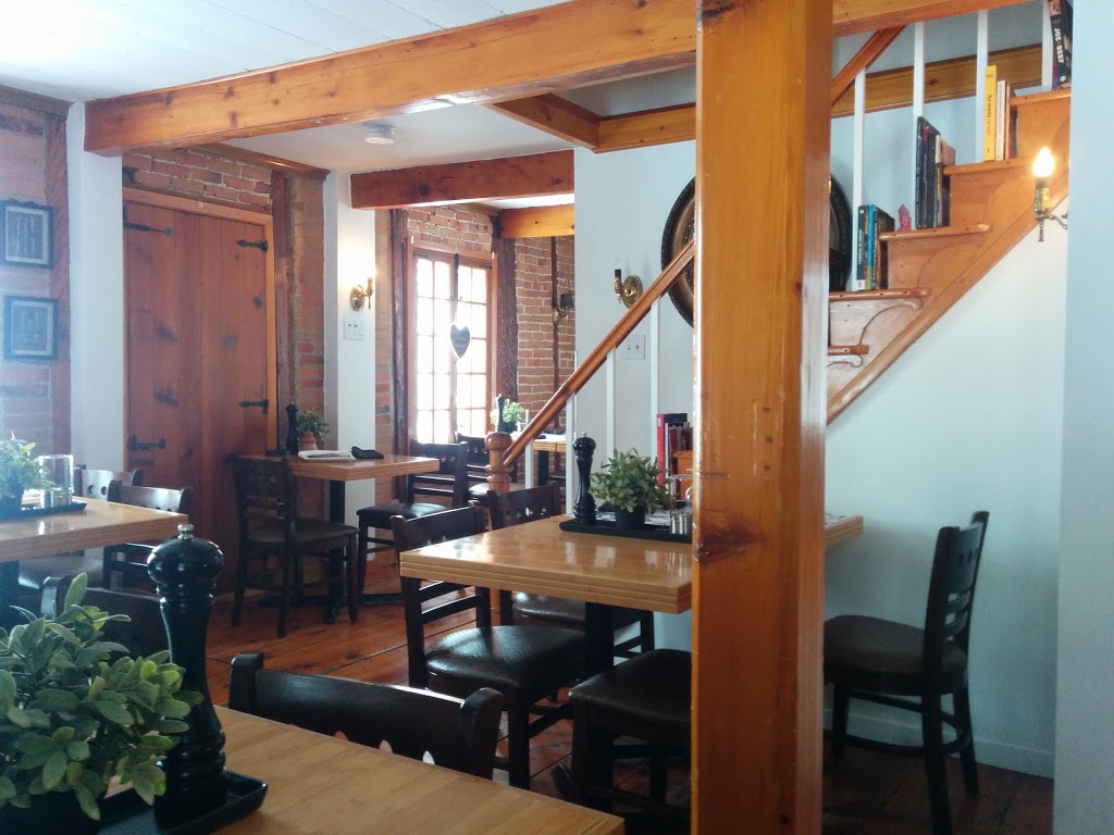 Le Fruit Défendu Restaurant Auberge | 1342 Rang Double, Rougemont, QC J0L 1M0, Canada | Phone: (450) 469-1222