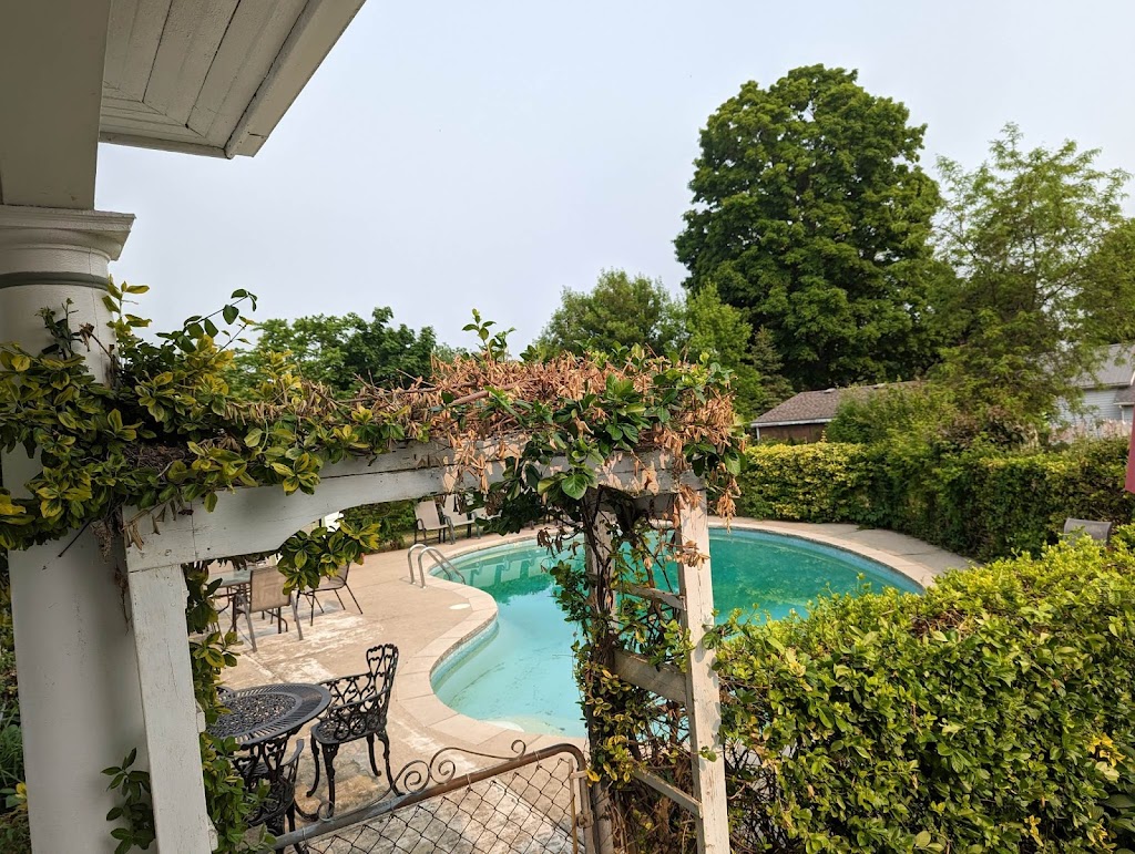 Cozy Corner Retreat | 13 Victoria St, Port Burwell, ON N0J 1T0, Canada | Phone: (519) 777-6778