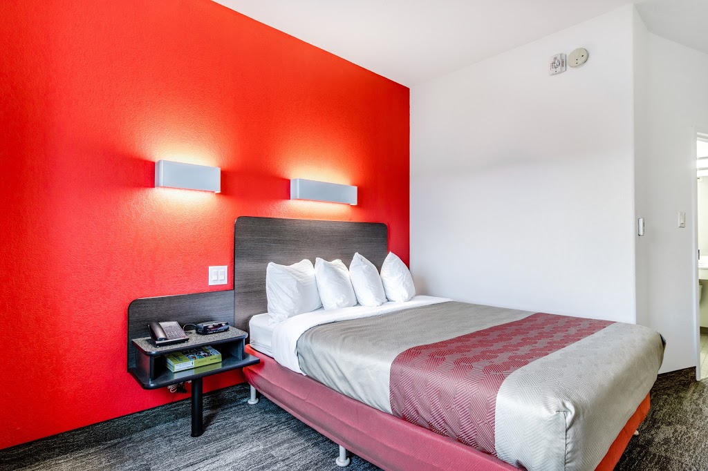 Motel 6 Saskatoon SK | 231 Marquis Dr, Saskatoon, SK S7R 1B7, Canada | Phone: (306) 665-6688