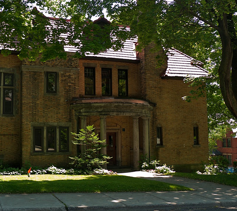 Miss Edgars & Miss Cramps School | 525 Avenue Mount Pleasant, Westmount, QC H3Y 3H6, Canada | Phone: (514) 935-6357