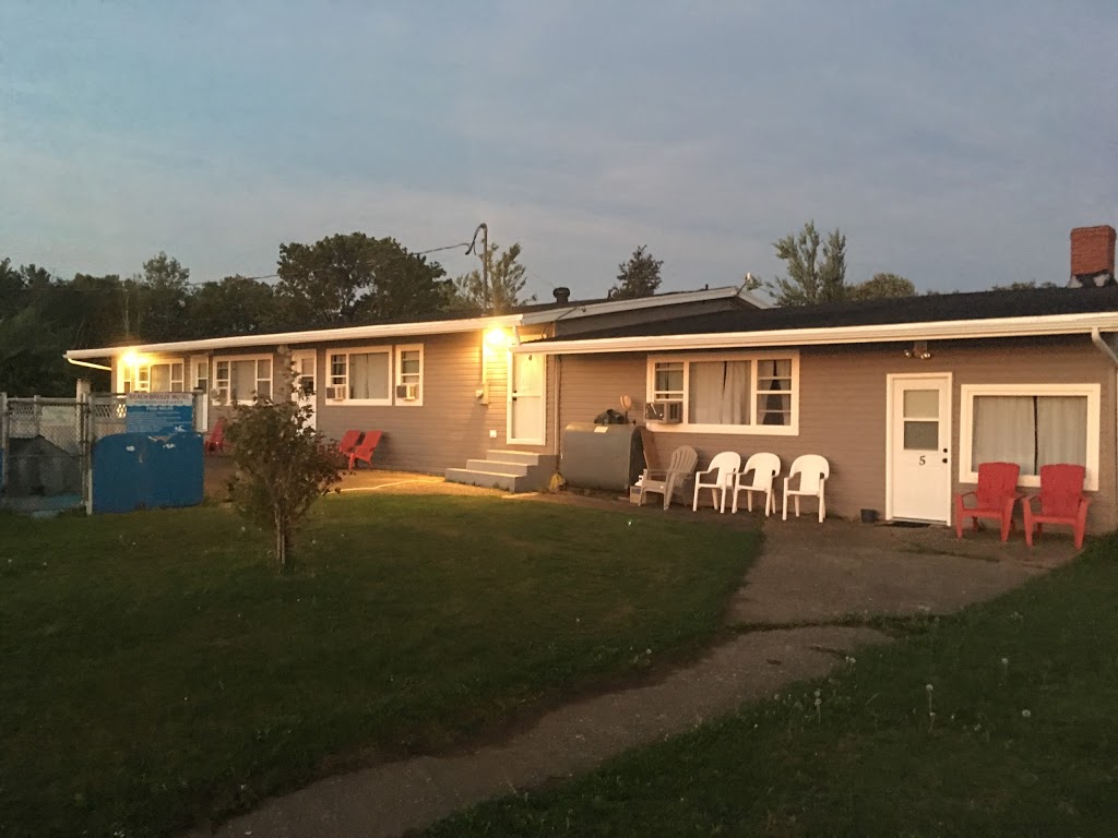 Beach Breeze Motel | 127 Evangeline Beach Rd, Grand Pré, NS B0P 1M0, Canada | Phone: (902) 542-5588