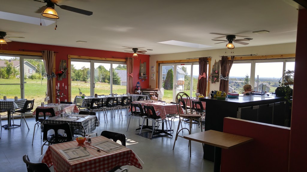 Restaurant Lorrizon | 325 Route De LEglise, Saint-Claude, QC J0B 2N0, Canada | Phone: (819) 845-2332