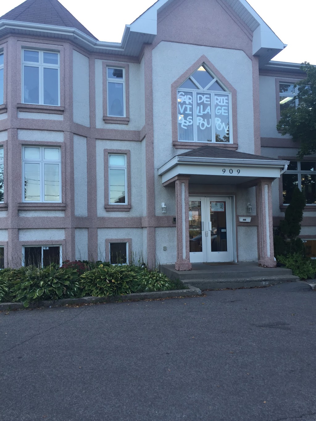 Garderie Au Village Des Poupons Inc | 909 Bd du Curé-Labelle, Blainville, QC J7C 2L3, Canada | Phone: (450) 433-9138