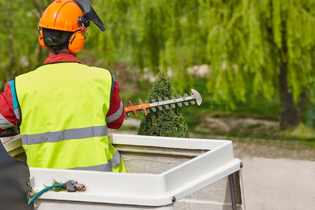 Landscaping, Fencing Services Surrey | 13311 80 Ave, Surrey, BC V3W 3B5, Canada | Phone: (604) 633-0400