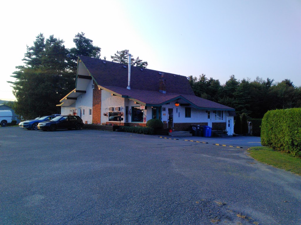 Motel Les Pins | 1523 Rue Principale, Granby, QC J2J 0S4, Canada | Phone: (450) 378-0793
