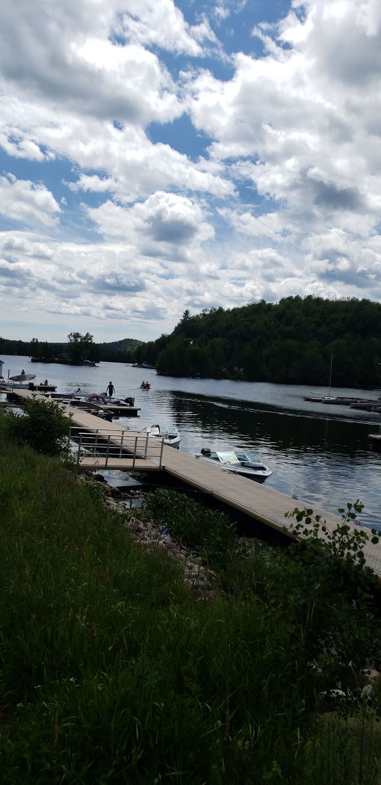 Magasin général Lac-des-Seize-Îles Station | 217 Chemin du Village, Lac-des-Seize-Îles, QC J0T 2M0, Canada | Phone: (450) 226-3114