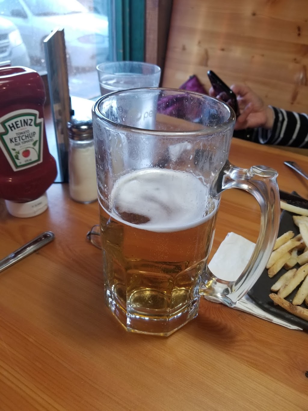 Montanas | 2555 32 St NE Unit 100, Calgary, AB T1Y 7J6, Canada | Phone: (403) 735-9270