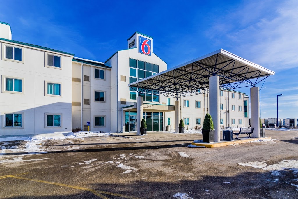 Motel 6 Saskatoon SK | 231 Marquis Dr, Saskatoon, SK S7R 1B7, Canada | Phone: (306) 665-6688