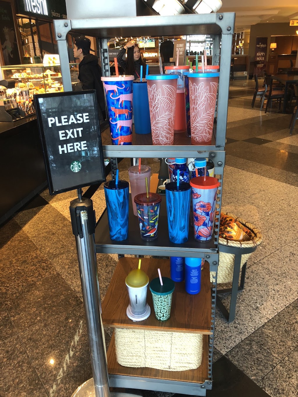 Starbucks | 6700 Fallsview Blvd, Niagara Falls, ON L2G 3W6, Canada | Phone: (905) 356-3600