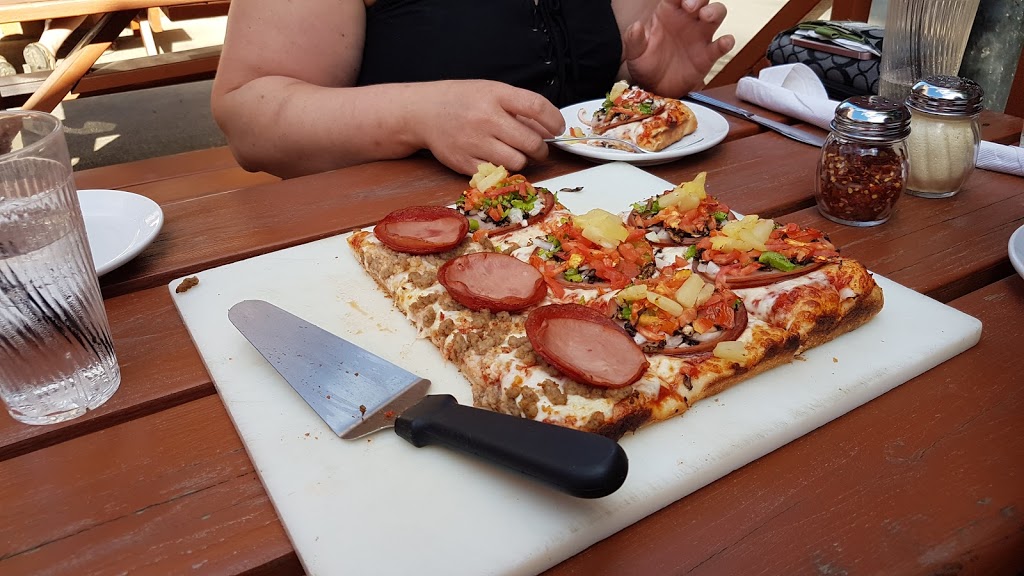 Beethovens Pizza | 4125 Columbia Valley Hwy, Cultus Lake, BC V2R 5B6, Canada | Phone: (604) 858-7766