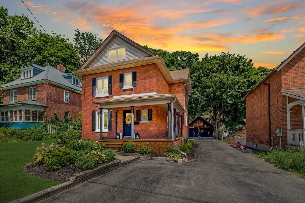 Farnaz Winch Golden Real Estate Team | 1140 Stellar Dr, Newmarket, ON L3Y 7E3, Canada | Phone: (416) 668-6628
