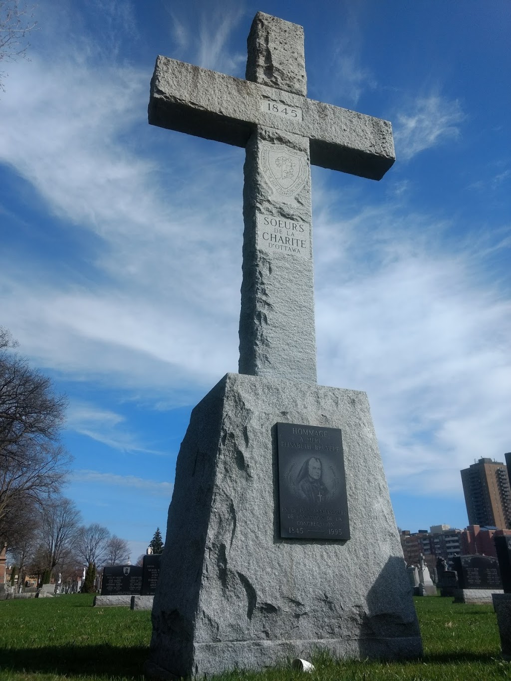 Notre-Dame Cemetery | 455 Montreal Rd, Ottawa, ON K1K 0V2, Canada | Phone: (613) 746-4175