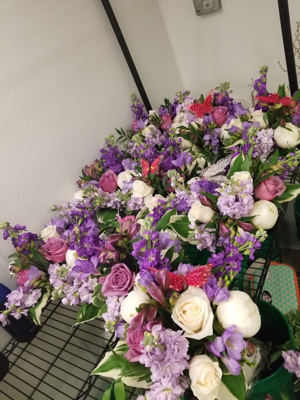 Blooms n Rooms | 17 Main St S, Seaforth, ON N0K 1W0, Canada | Phone: (519) 527-0555