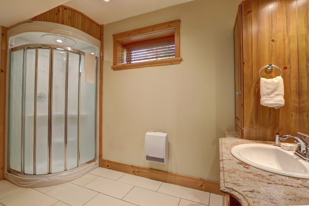 Chalet no. 81 by Fiddler Lake Resort® (Cerf-Deer) | 15 Chem. du Grand-Pic, Mille-Isles, QC J0R 1A0, Canada | Phone: (800) 721-0371