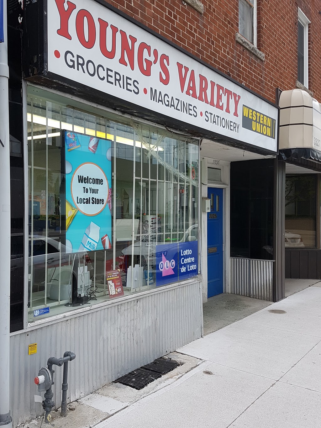 Youngs Variety convenience store | 3325 Bloor St W, Etobicoke, ON M8X 1E7, Canada | Phone: (416) 233-2576