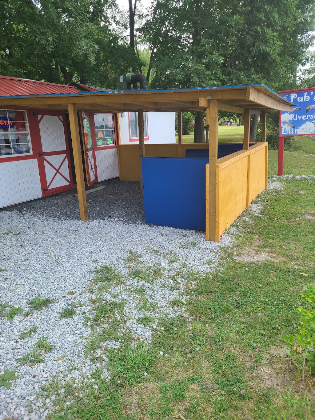 Pubs Riverside Lunch | 1666.5 St Clair Pkwy, Sarnia, ON N7T 7H5, Canada | Phone: (226) 776-1527