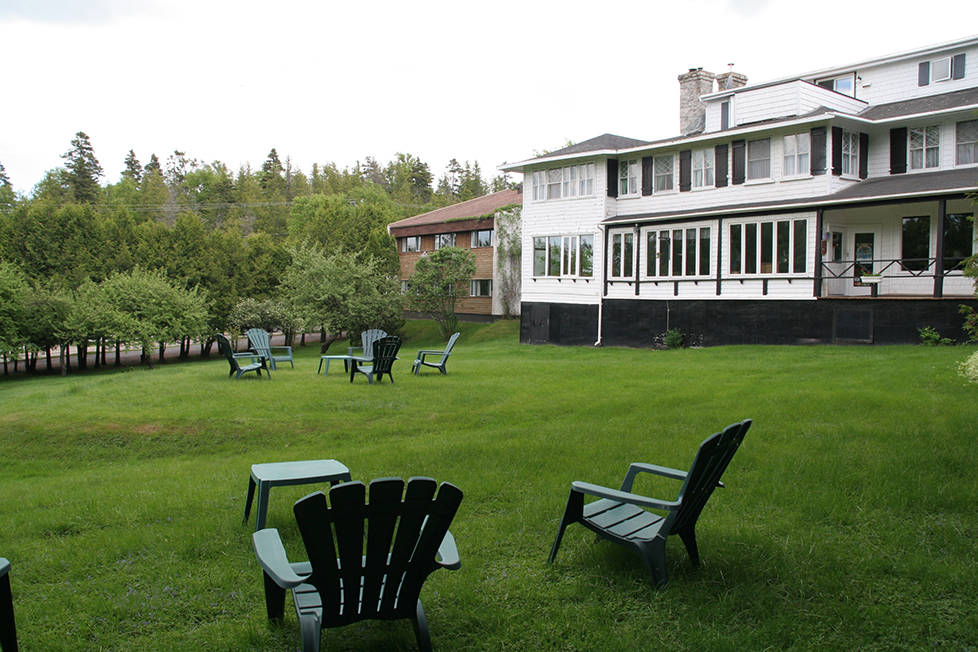 Auberge Les Sources | 8 Rue des Pins, La Malbaie, QC G5A 2S3, Canada | Phone: (418) 665-6952