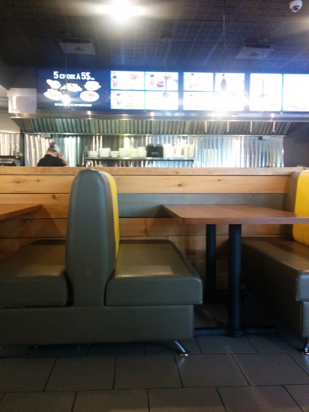 Restaurant La Belle Province | 1721 QC-132, Varennes, QC J3X 1P7, Canada | Phone: (450) 929-2111