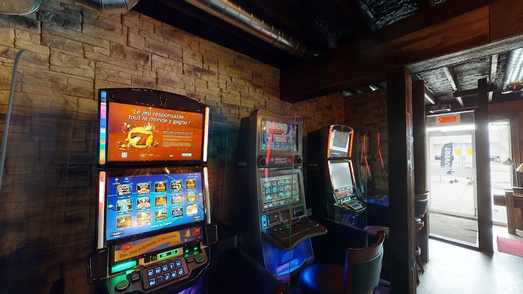 Resto Bar Brasse Rires | 1790 Boulevard des Laurentides, Laval, Quebec H7M 2P6, Canada | Phone: (450) 490-3405