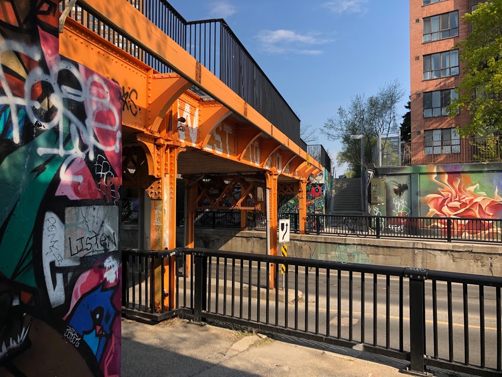 The Crossways | 2340 Dundas St W, Toronto, ON M6P 4A9, Canada | Phone: (416) 532-3331