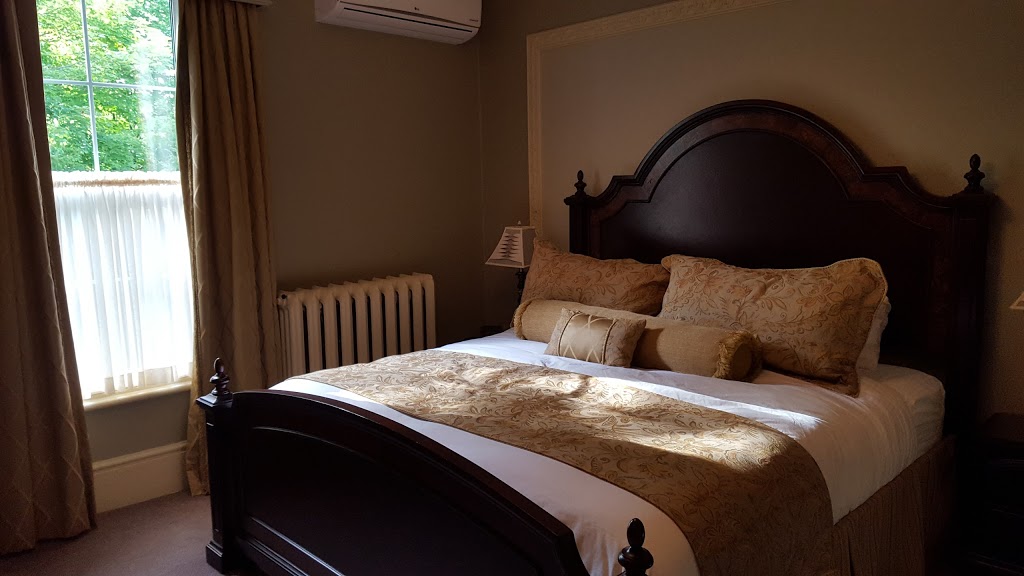 The Woodview Inn | 250 King St W, Gananoque, ON K7G 2G6, Canada | Phone: (844) 382-1110