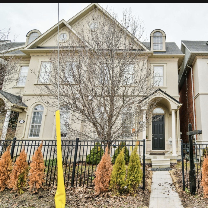Izza khan | Real Estate Agent Mississauga | 3533 Eglinton Ave W, Mississauga, ON L5M 7T3, Canada | Phone: (647) 894-4992