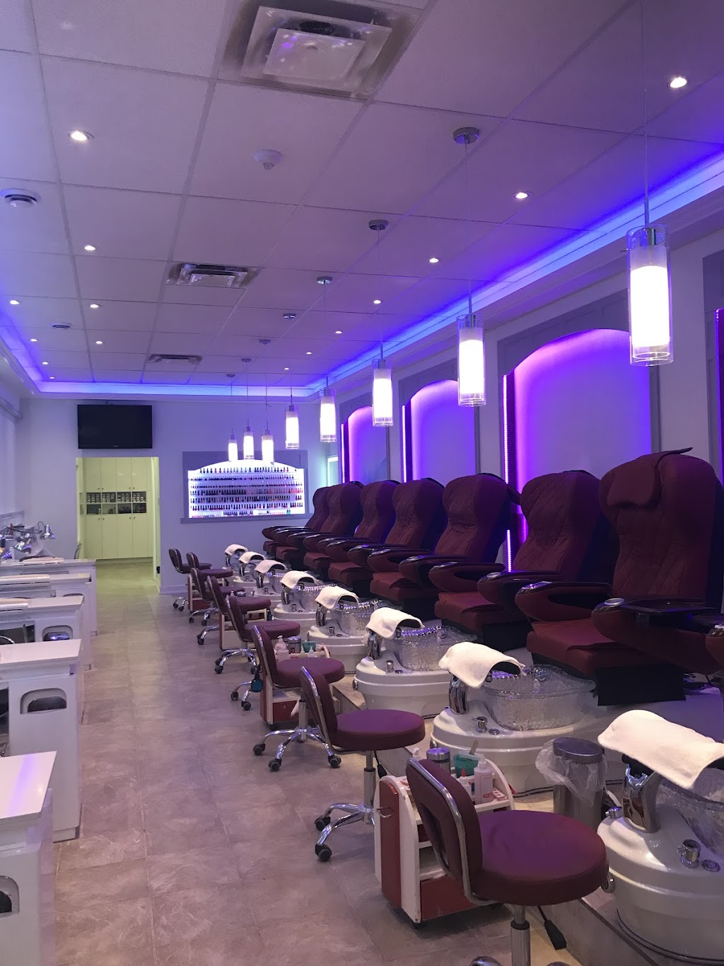 Ongles Dior | 2810 Bd Saint-Charles, Kirkland, QC H9H 3B6, Canada | Phone: (514) 674-0818