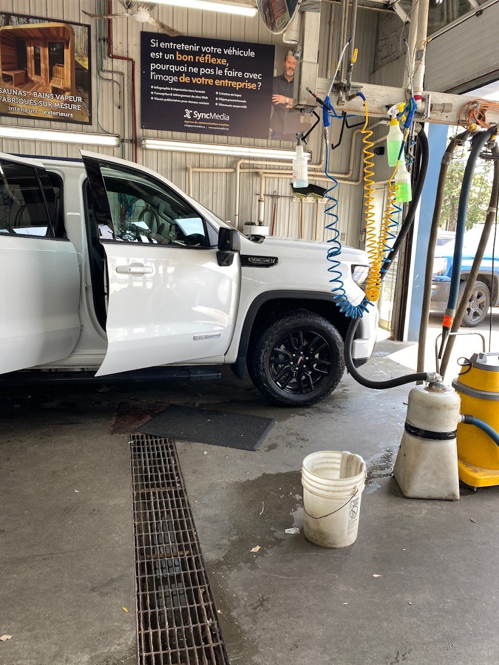 Lave Auto Qualite Plus | 202 Rue St-Charles, Sainte-Thérèse, QC J7E 2B4, Canada | Phone: (450) 971-0101