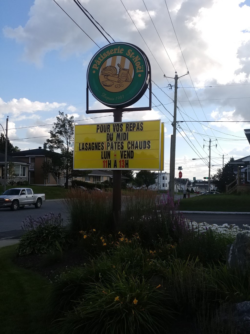 Patisserie St-Noël Inc | 709 Rue Labbé, Thetford Mines, QC G6G 2A6, Canada | Phone: (418) 338-5255