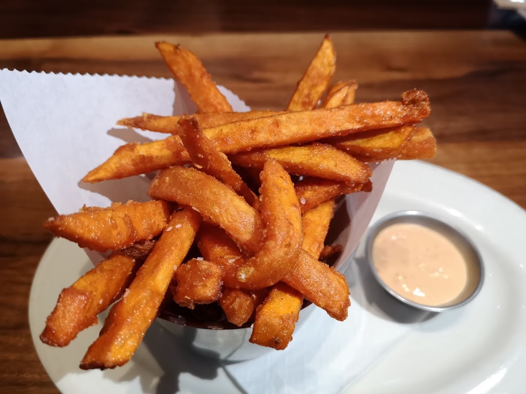 Browns Socialhouse Erin Mills | 2525 Hampshire Gate #2b, Oakville, ON L6H 6C8, Canada | Phone: (905) 829-2727