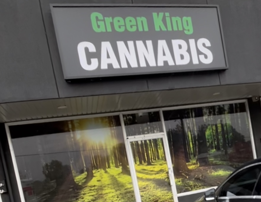 Green King Cannabis | 236 Governors Rd, Dundas, ON L9H 3K2, Canada | Phone: (289) 456-0212