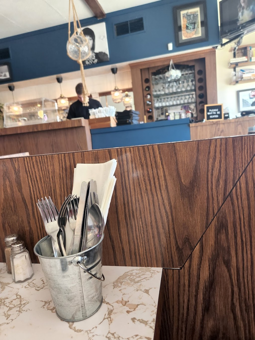 Pointe Claire Deli | 51 Ave Donegani, Pointe-Claire, QC H9R 2V8, Canada | Phone: (514) 695-6751
