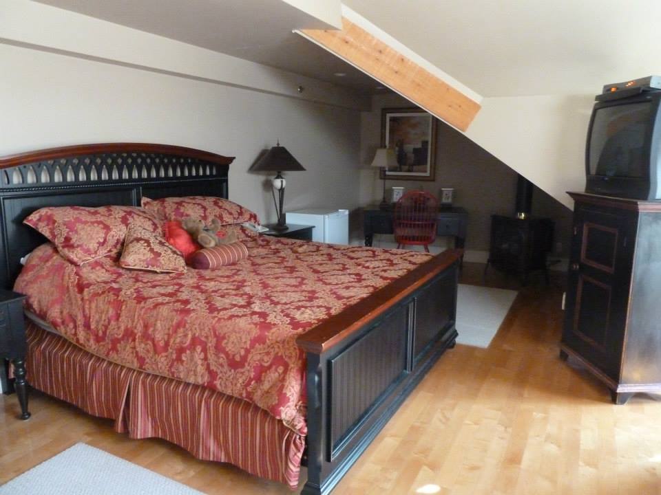 The Burleigh Falls Inn | 4791 ON-28, Lakefield, ON K0L 2H0, Canada | Phone: (705) 654-3441