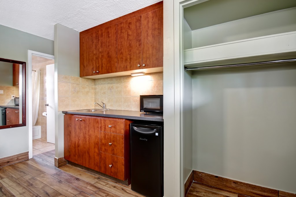 Burlington Inn | 2404 Queensway Dr, Burlington, ON L7R 3T3, Canada | Phone: (905) 637-1547