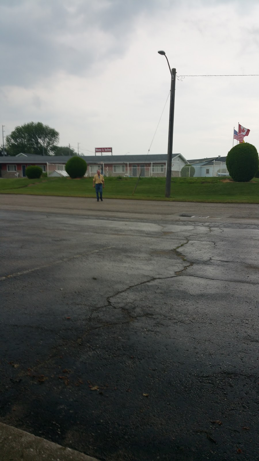 Maple Leaf Inn | 481 Broadway St, Kincardine, ON N2Z 2C2, Canada | Phone: (519) 396-5888