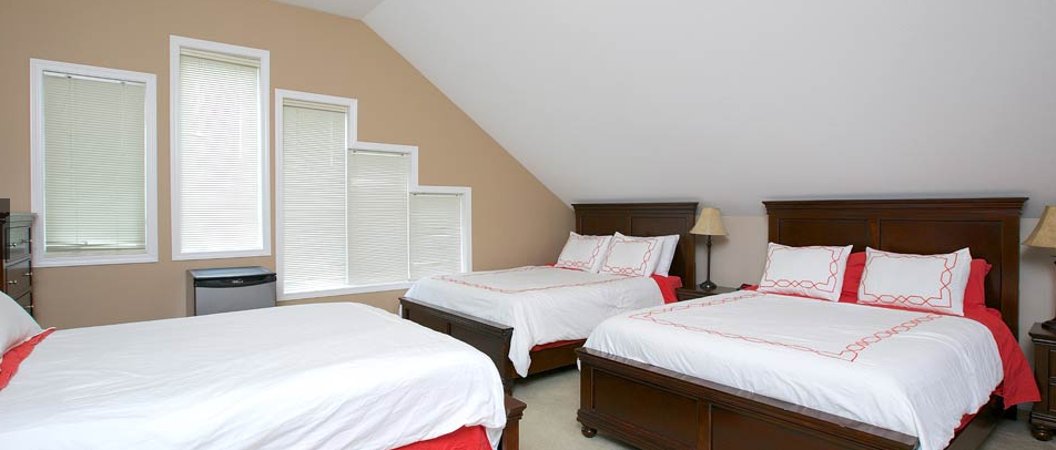 Boyce Gyro Beach Lodge | 3519 Lakeshore Rd, Kelowna, BC V1W 3L5, Canada | Phone: (250) 864-2693