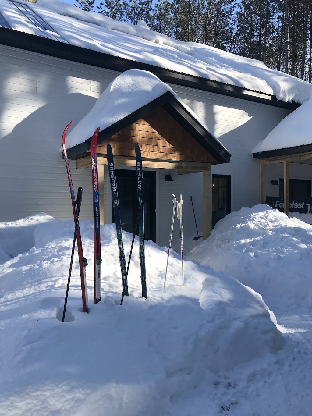 Le Chalet Blanc | 951, Chemin de la Compagnie, Saint-Alexis-des-Monts, QC J0K 1V0, Canada | Phone: (514) 882-1929