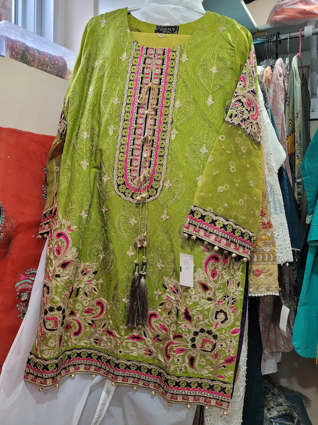 Gala fashion boutique | 4298 Owl Valley Dr, Gloucester, ON K1V 1L8, Canada | Phone: (289) 400-3239