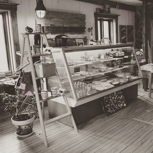 Chez Elle | 2350 Ave Principale, Saint-Élie-de-Caxton, QC G0X 2N0, Canada | Phone: (819) 221-2741