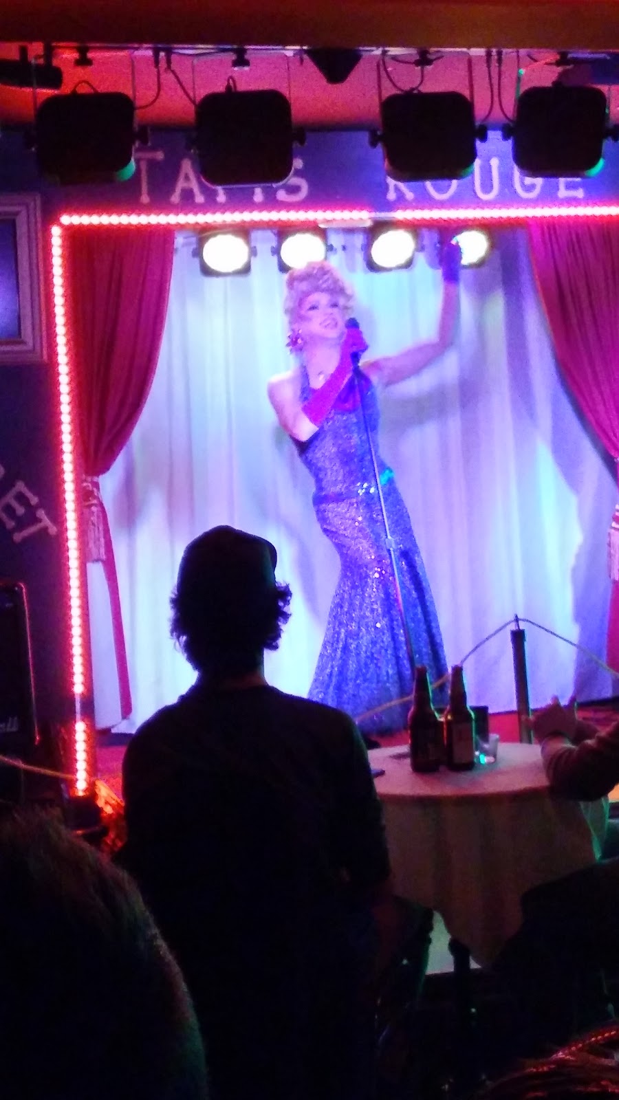 Le Cabaret Tapis Rouge | 309 Rue Boulard, Trois-Rivières, QC G8T 1P3, Canada | Phone: (819) 384-5866