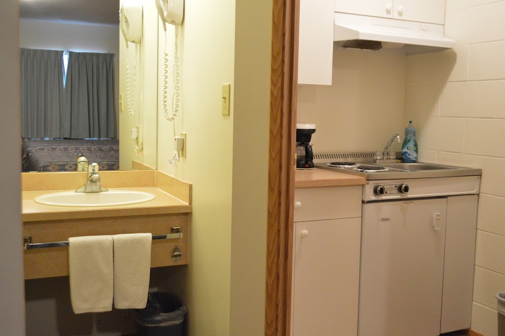 Western Traveller Motel | 1591 Central Ave, Grand Forks, BC V0H 1H0, Canada | Phone: (250) 442-5566