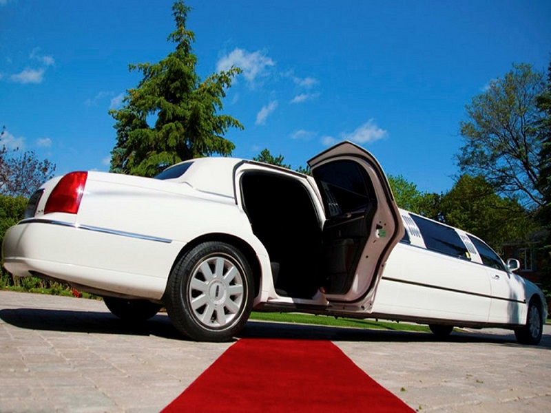 pearson airline limousine | 85 Thorncliffe Park Dr, East York, ON M4H 1L6, Canada | Phone: (647) 362-0337