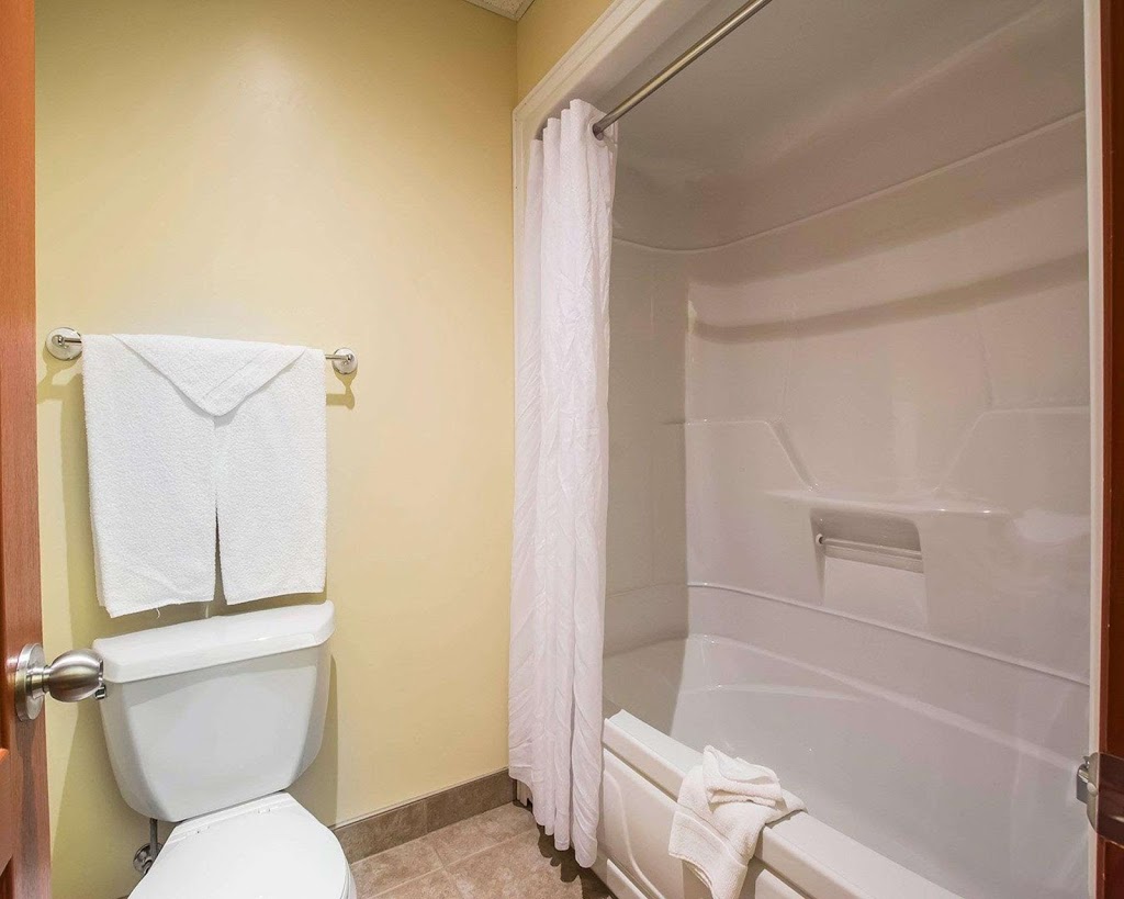 Econo Lodge | 205 Chemin des Poirier, Montmagny, QC G5V 3X7, Canada | Phone: (418) 248-4515