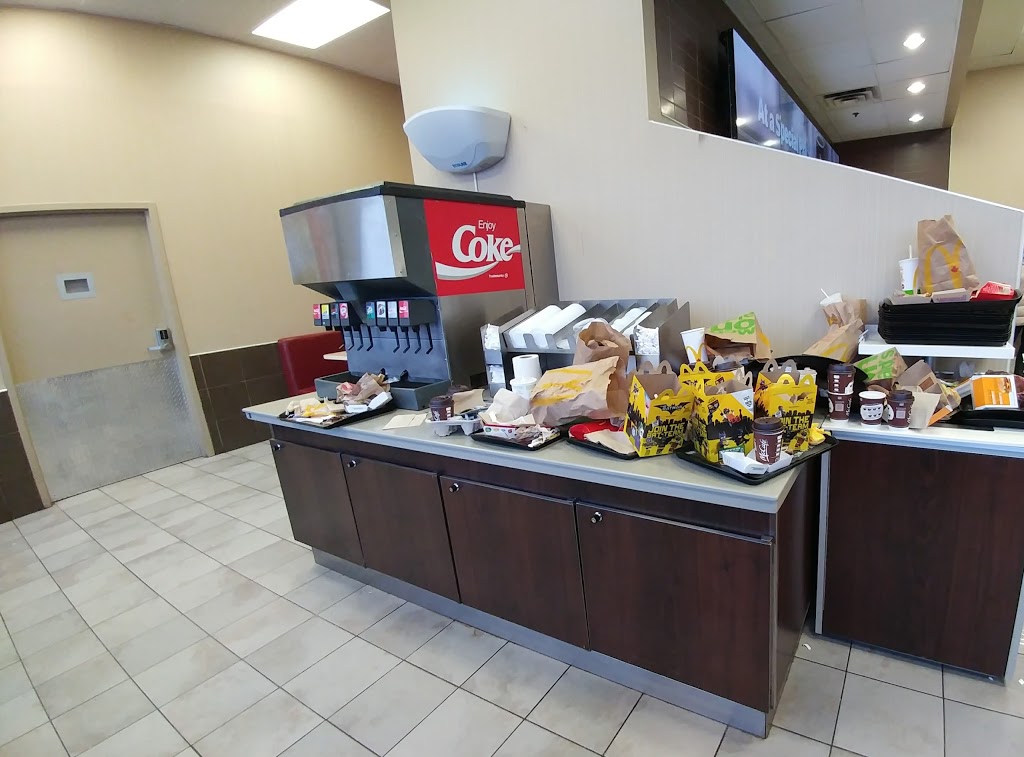 McDonalds | 17940 Yonge St, Newmarket, ON L3Y 8S4, Canada | Phone: (905) 895-0845
