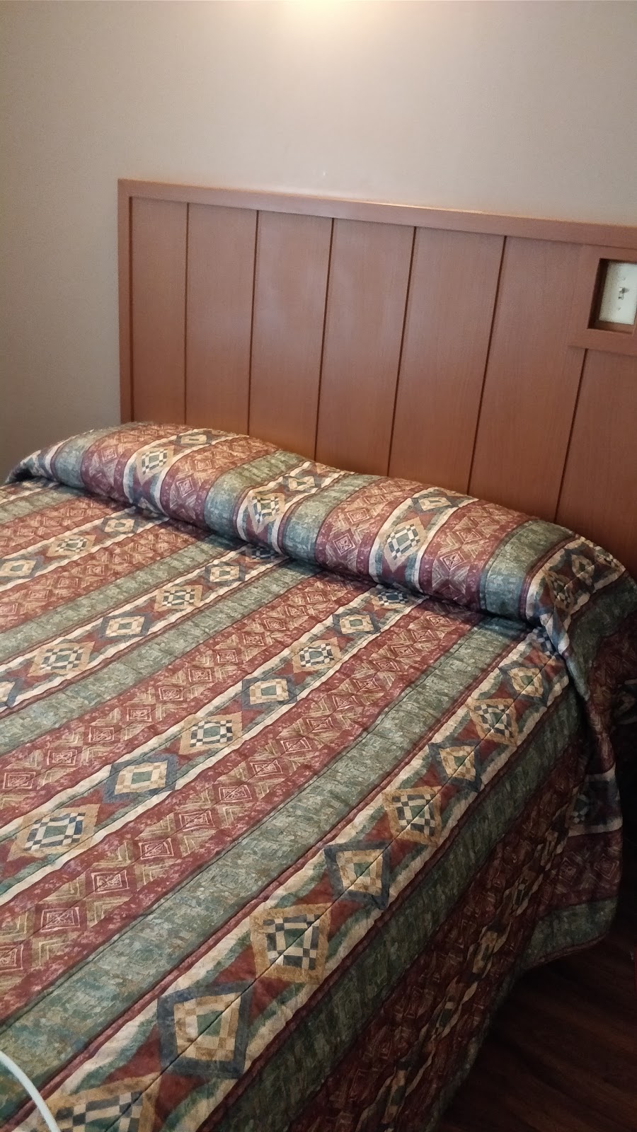 Queen Bee Hotel | 2615 Pembina Hwy, Winnipeg, MB R3T 2H5, Canada | Phone: (204) 269-4666