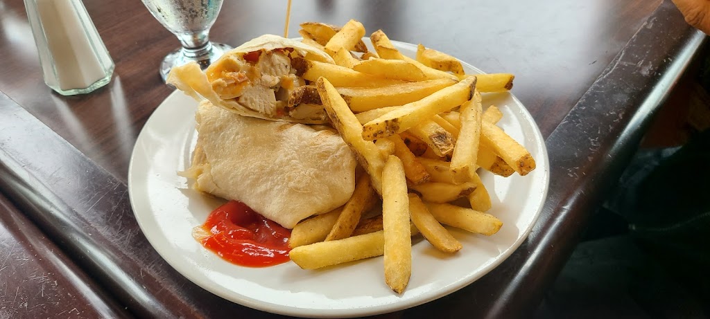 Clamdiggers Beach House & Restaurant | 6864 Water St, Cardigan, PE C0A 1G0, Canada | Phone: (902) 583-3111
