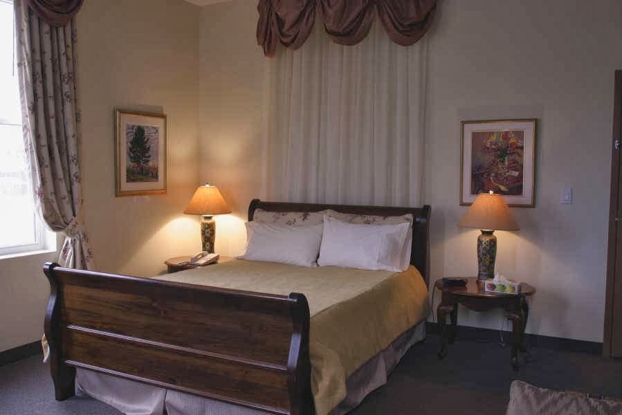 Harbour View Inn | 1 Berczy St, Barrie, ON L4M 3P5, Canada | Phone: (705) 735-6832
